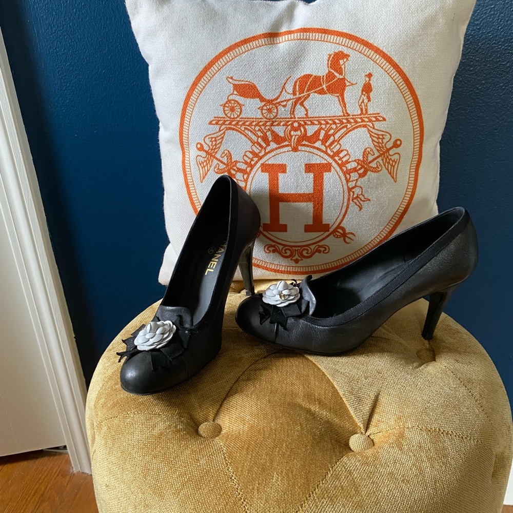 CHANEL Camellia Flower Accent Pump - Picture 2 of 12
